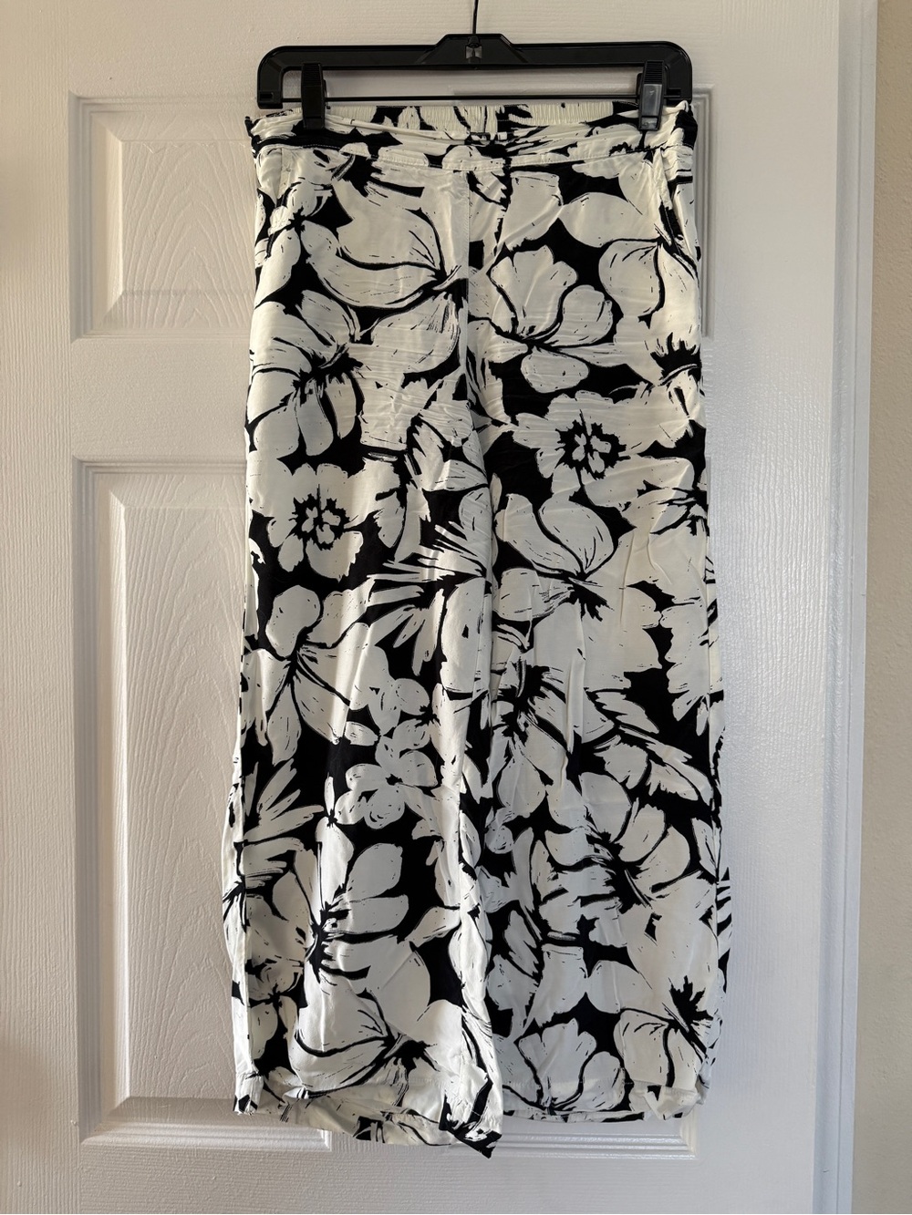 Tahari Black and White Abstract Print Skirt